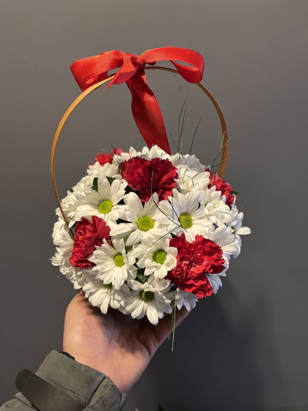 Sepette Karanfil ve Papatyalar