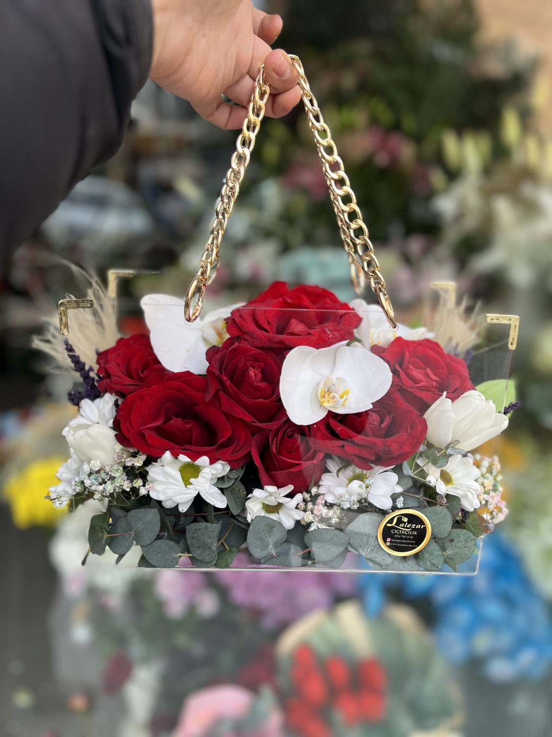 Zincir Askılı Şeffaf Pleksi Kırmızı Gül Aranjmanı (Luxury Red)