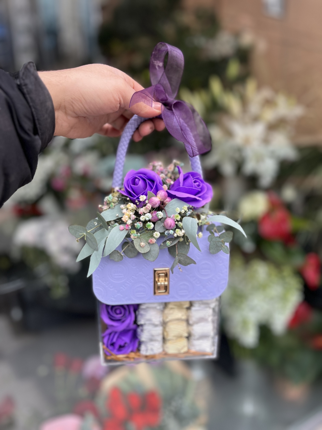 Mor Güllü Çantalı Çikolata Aranjmanı