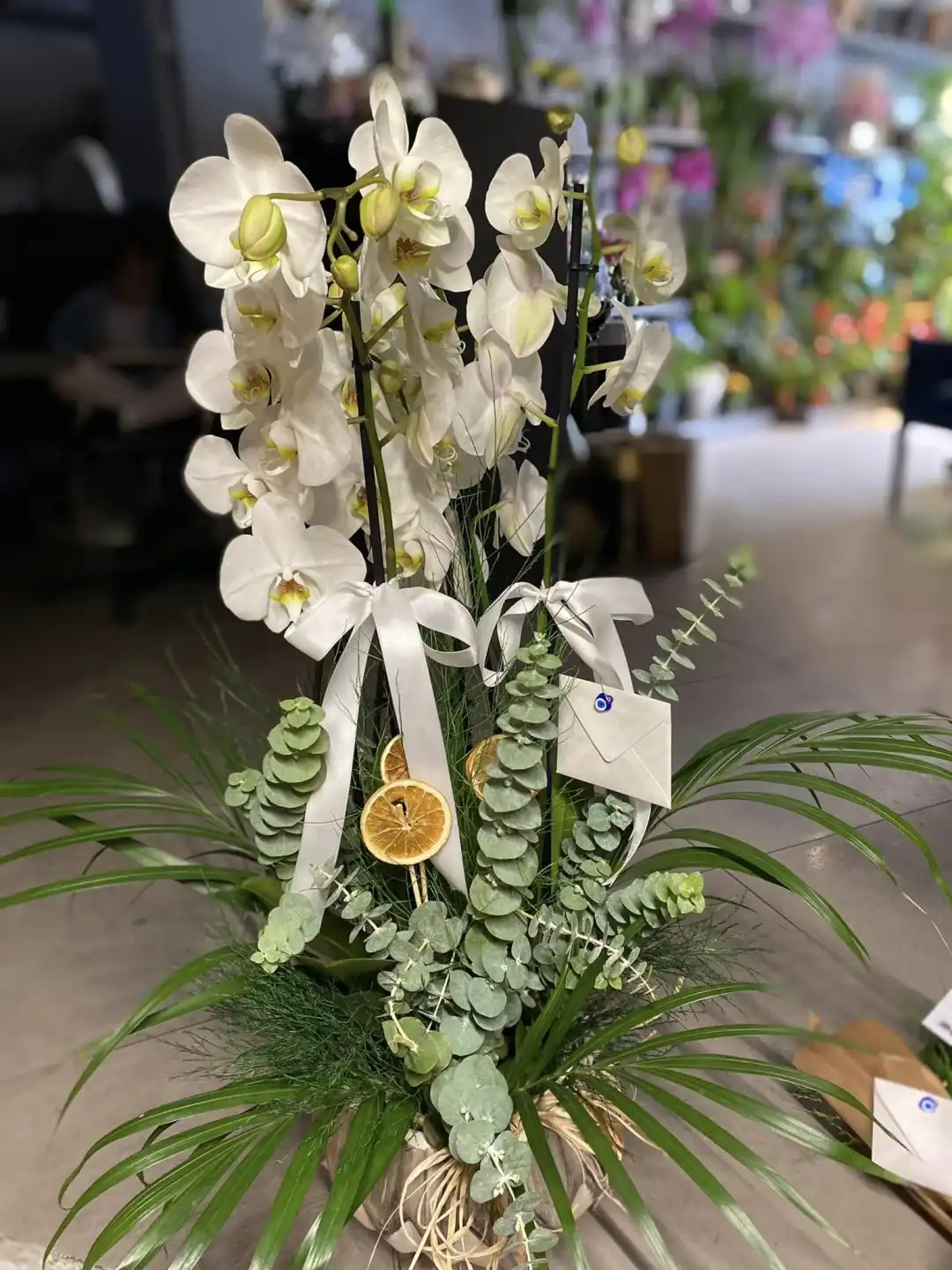Dekoratif Vazoda 4 Beyaz Dal Orkide 