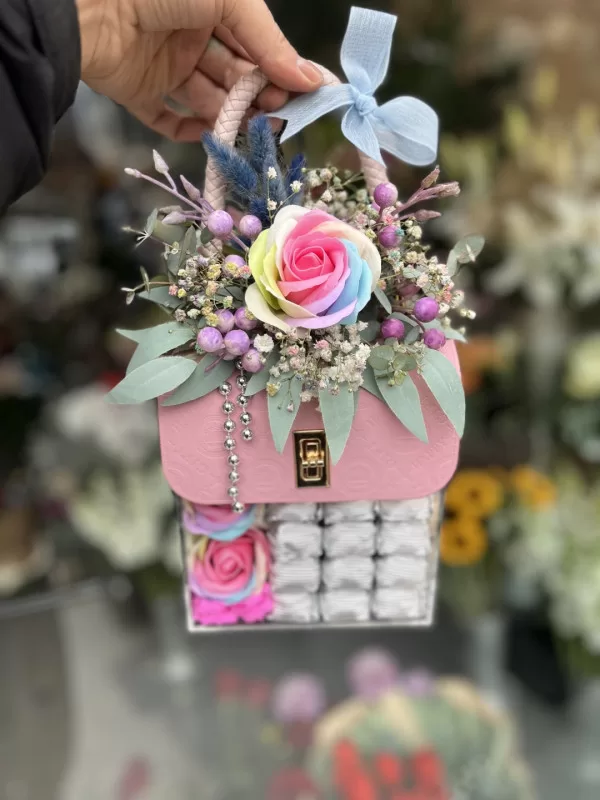 Gökkuşağı Güllü Çantalı Çikolata Aranjmanı