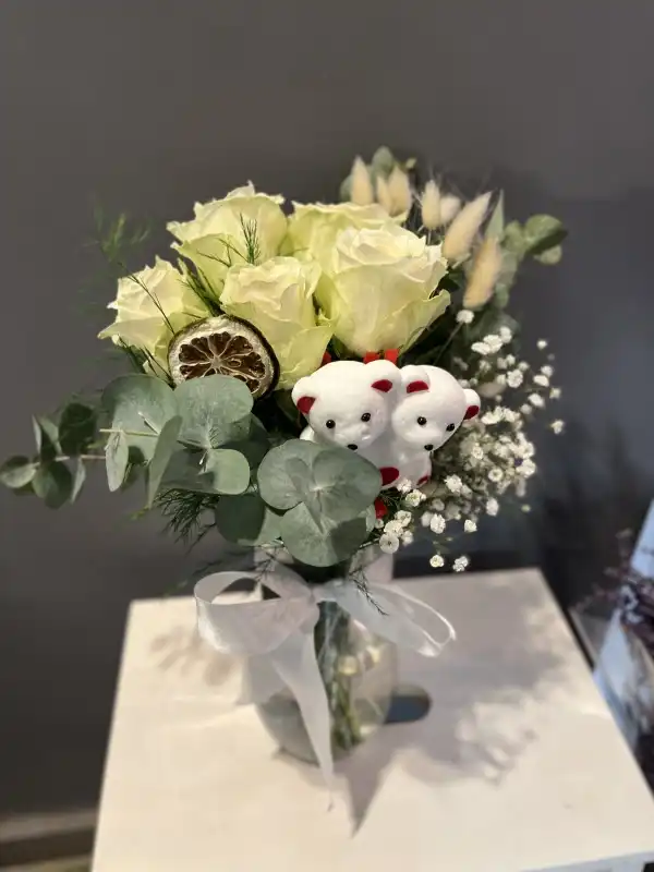 Vazoda Beyaz Güller